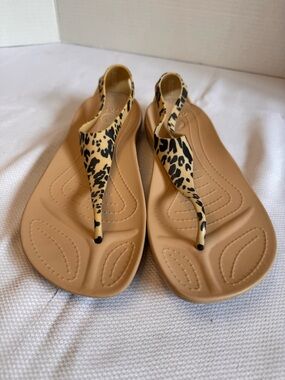 Crocs Leopard Print Sandals Womens 8 Lightweight Comfort Flip Flops